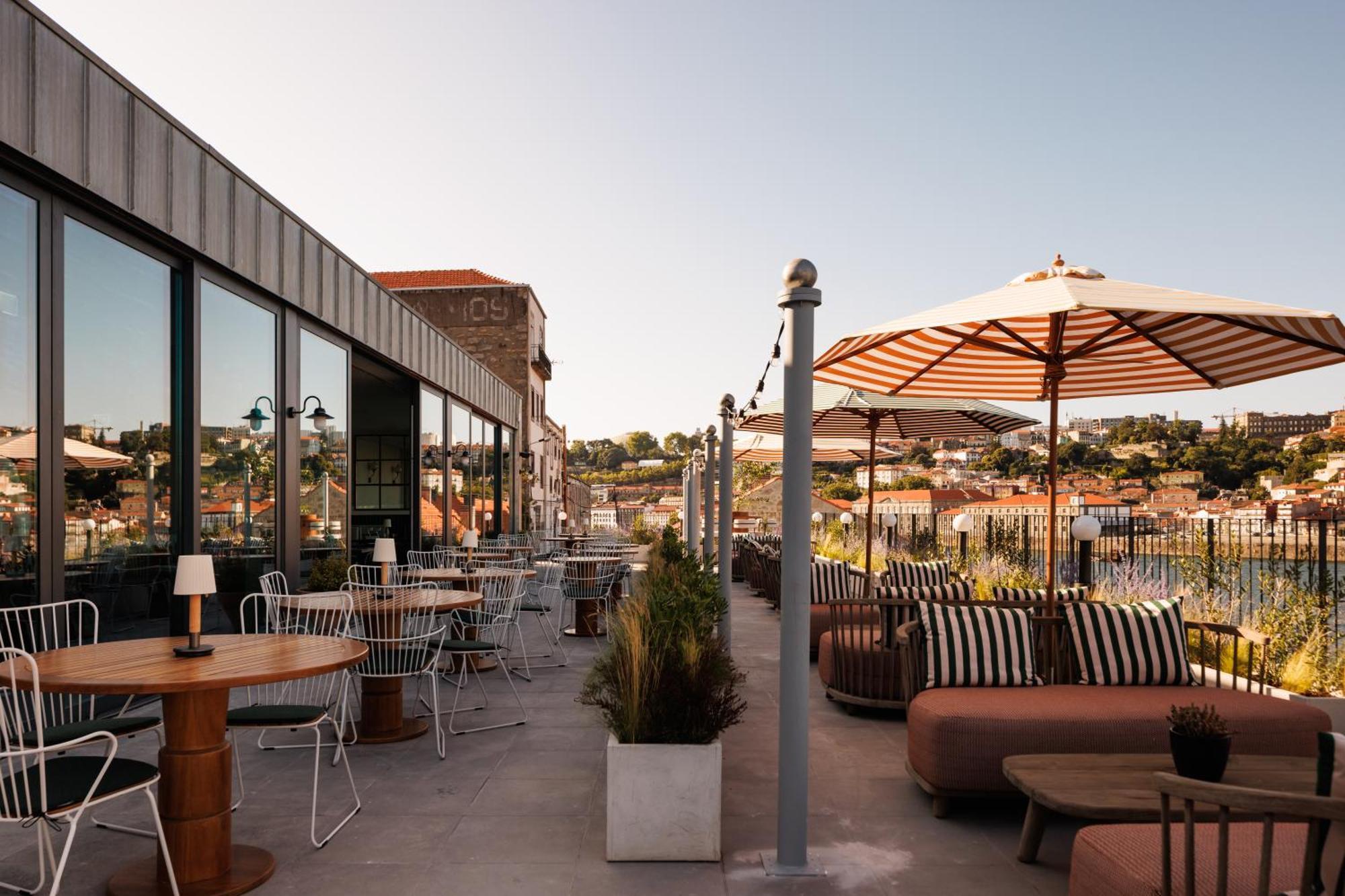 The Rebello Hotel & Spa - Small Luxury Hotels Of The World Vila Nova de Gaia Exterior photo The rooftop bar at the Hotel