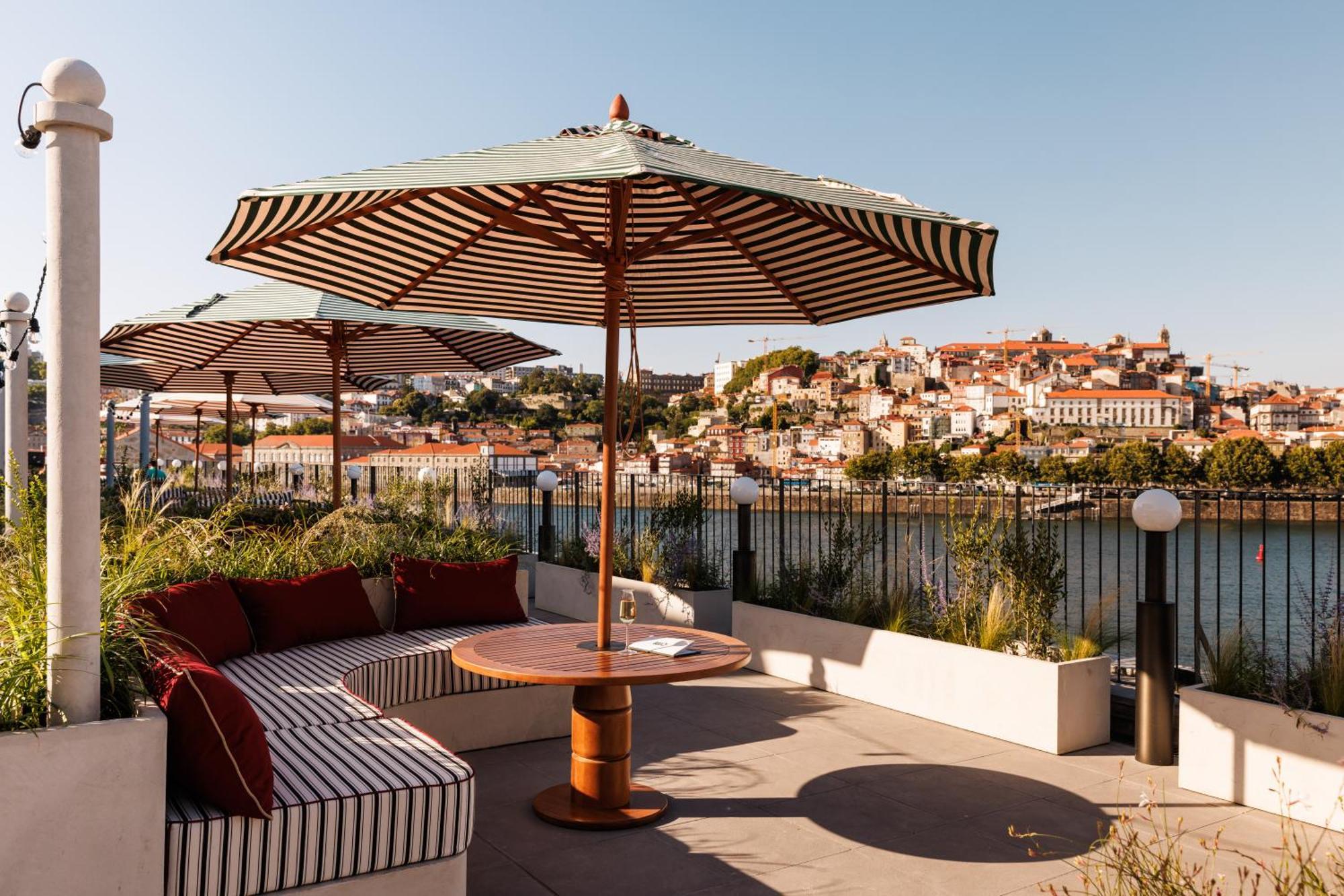 The Rebello Hotel & Spa - Small Luxury Hotels Of The World Vila Nova de Gaia Exterior photo The hotel's terrace