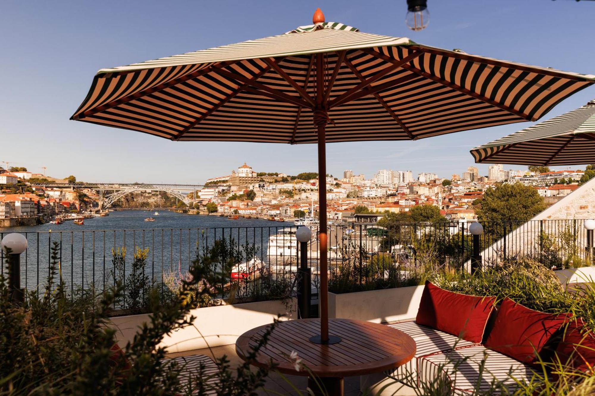 The Rebello Hotel & Spa - Small Luxury Hotels Of The World Vila Nova de Gaia Exterior photo View of the Acropolis from the hotel