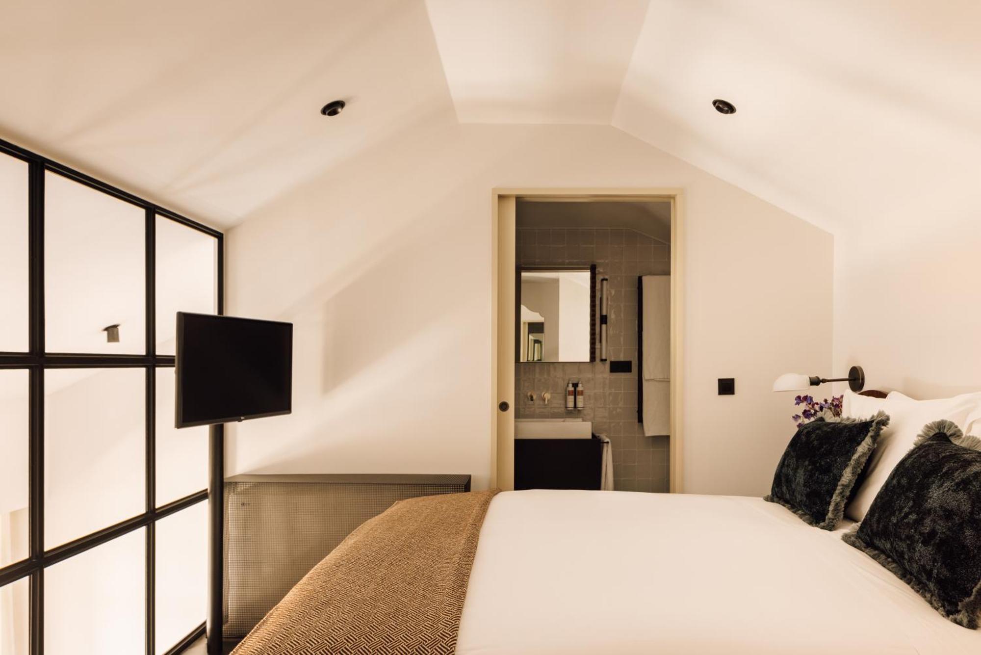 The Rebello Hotel & Spa - Small Luxury Hotels Of The World Vila Nova de Gaia Exterior photo A bedroom at the hotel